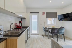 ثلاجة، ميكروويف، فرن، موقد طهي مس طح