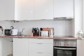 Fridge, microwave, coffee/tea maker, cookware/dishes/utensils - Pátios das Marias - Tulipa (Setúbal)