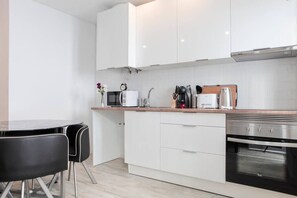 Fridge, microwave, coffee/tea maker, cookware/dishes/utensils - Pátios das Marias - Tulipa (Setúbal)