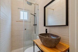 Secador de cabelo, toalhas de banho