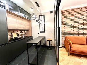 Refrigerador, placa de cocina, tetera/pava eléctrica