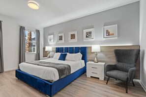 15 habitaciones, tabla de planchar con plancha y cuna de viaje 