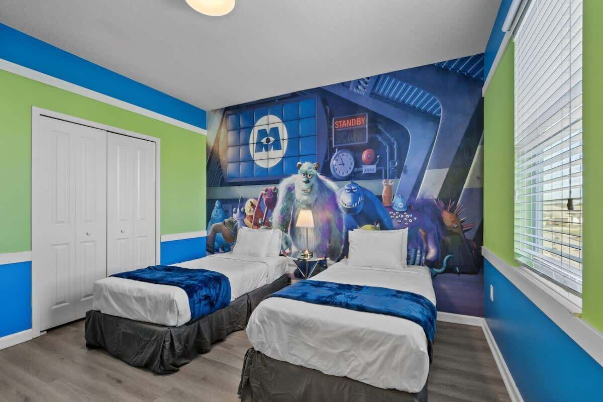 Ein Schlafzimmer mit zwei Betten, einer Wandmalerei, einem Schrank und einem Fenster mit Jalousien.