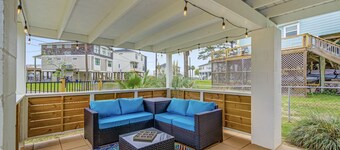 Lake views at the Lakeside Lounge in Kemah