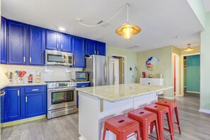 ثلاجة، ميكروويف، فرن، موقد طهي مسطح