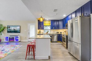 ثلاجة، ميكروويف، فرن، موقد طهي مسطح