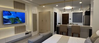 Luxury Cabin Near Field Avenue