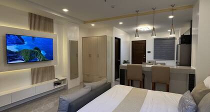 Luxury Cabin Near Field Avenue