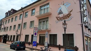 A pink building with a sign reading "HOTEL Zum SCHILF" and a "30 ZONE" sign. - Room in Guest Room - Single Room in City Hotel in the Centre of Rastatt (Rastatt)