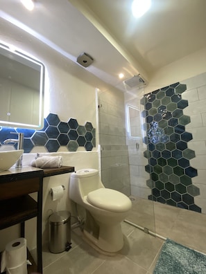 Towels, soap, toilet paper - Oasis by Franklin Villa #4 (La Fortuna)