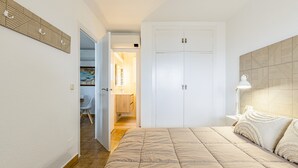 3 室のベッドルーム、アイロン / アイロン台、WiFi (無料)、ベッドシーツ