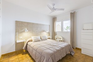 3 chambres, fer et planche à repasser, Wi-Fi gratuit, draps fournis