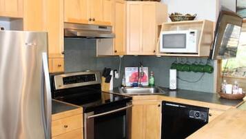 Kjøleskap, mikrobølgeovn, ovn og kokeplater