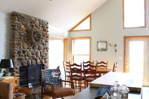 Dining - Greers Ferry Lake Life Dreams (Edgemont)