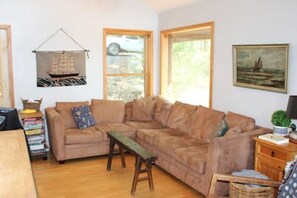 Télévision, cheminée, livres