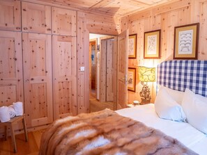 2 bedrooms, iron/ironing board, WiFi