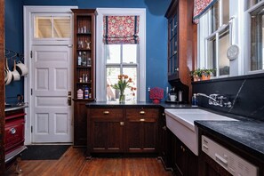 Cafetera y tetera, refrigerador, microondas y horno