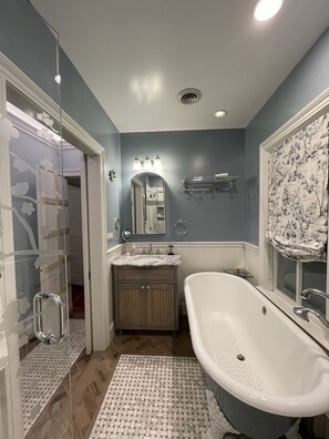 Douche, séchoir à cheveux, serviettes fournies, savon