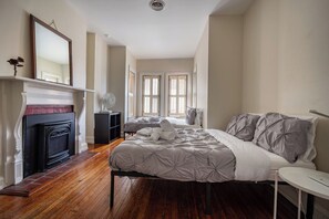 3 habitaciones, escritorio y tabla de planchar con plancha