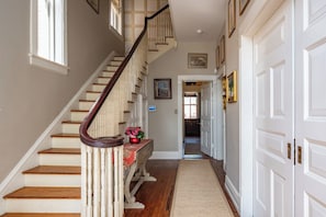 Interior - Victorian on Washington king bed near King St Hot Tub (Alexandria)