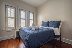3 bedrooms, desk, iron/ironing board, travel cot - Victorian on Washington king bed near King St Hot Tub (Alexandria)