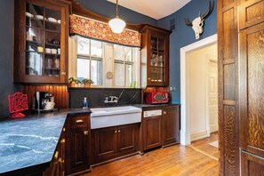 Coffee/tea maker, fridge, microwave, oven - Victorian on Washington king bed near King St Hot Tub (Alexandria)