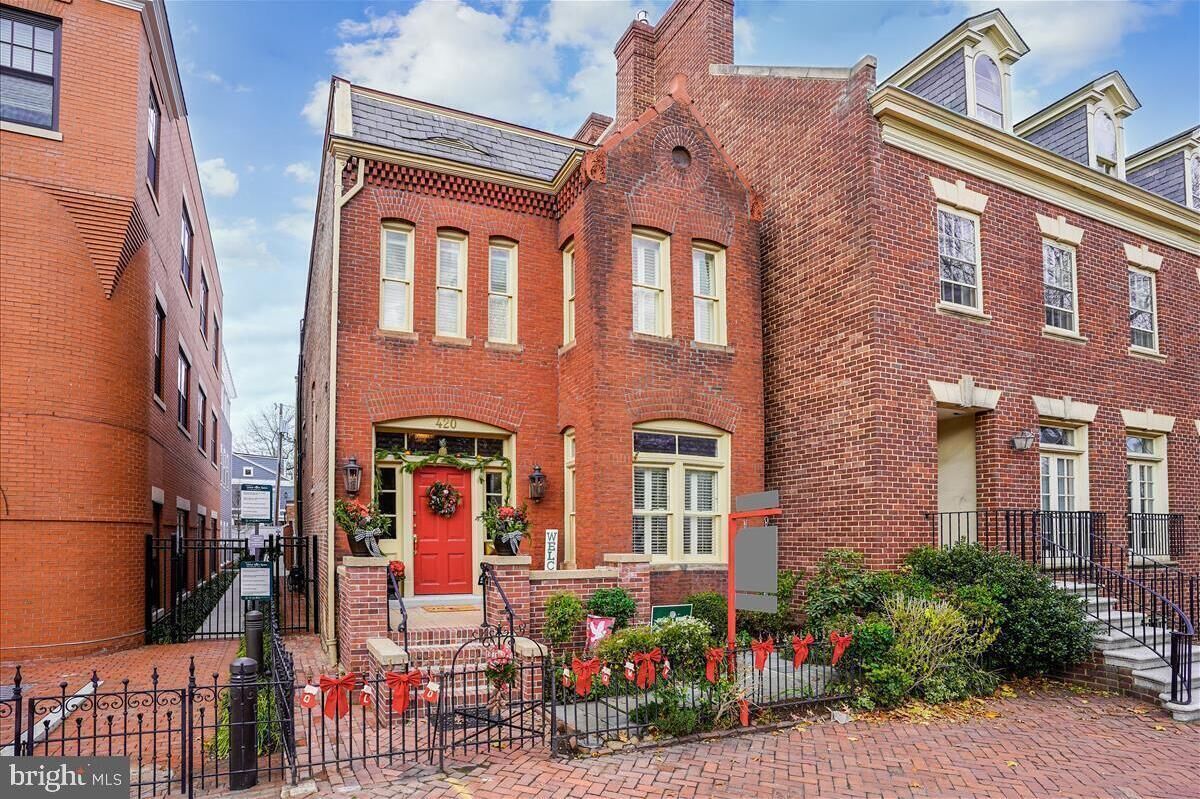 Live Like Locals! Historic 1880's Victorian home w/ hot tub & full back yard!