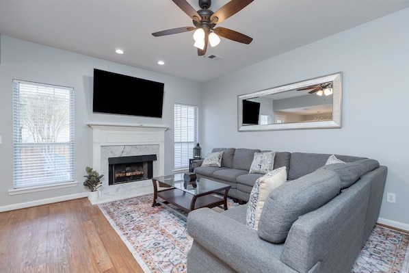 Smart TV, fireplace