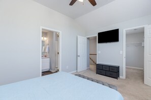 3 quartos, ferros/tábuas de passar roupa, Wi-Fi, roupa de cama