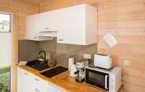 Kühlschrank, Geschirrspüler, Wasserkocher mit Kaffee-/Teezubehör