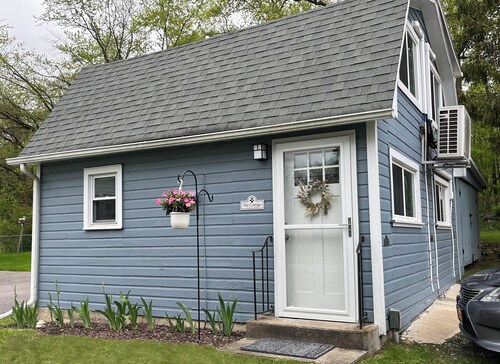Stay at this charming one bedroom cottage and enjoy exploring the Finger Lakes.