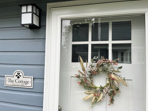 Stay at this charming one bedroom cottage and enjoy exploring the Finger Lakes.