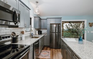 冷蔵庫、電子レンジ、オーブン、コンロ