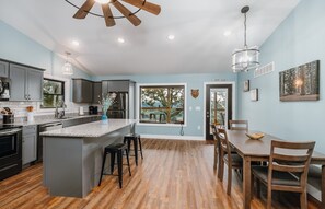 冷蔵庫、電子レンジ、オーブン、コンロ