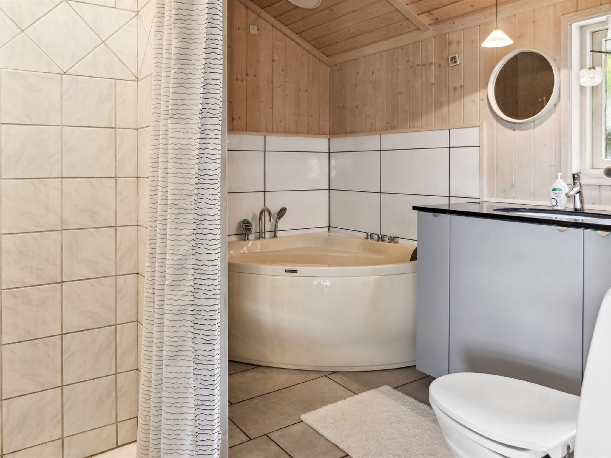 Ein Badezimmer mit Badewanne, Toilette und Waschbecken.