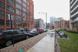 Property grounds - Classic River West 1BR w/ Roofdeck & W/D, nr Blue Line, by Blueground (Chicago)