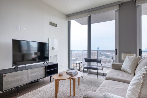 TV, stereo - Classic River West 1BR w/ Roofdeck & W/D, nr Blue Line, by Blueground (Chicago)