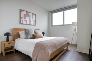 1 bedroom, iron/ironing board, WiFi, bed sheets - Classic River West 1BR w/ Roofdeck & W/D, nr Blue Line, by Blueground (Chicago)