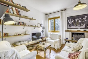 Fernseher, Kamin, Stereoanlage