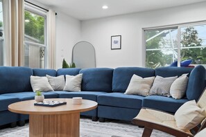 Smart TV, foosball, table tennis - Heated pool 12 min to beach w/ Gameroom, king beds (Clearwater)