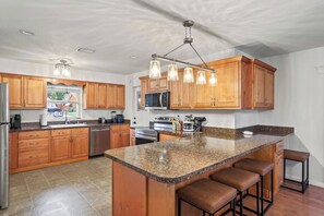 Fridge, microwave, oven, stovetop - Heated pool 12 min to beach w/ Gameroom, king beds (Clearwater)