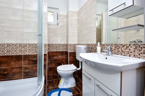 シャワー、ヘアドライヤー、タオル