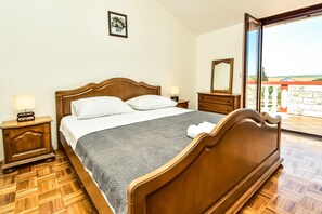 5 室のベッドルーム、WiFi (無料)、ベッドシーツ