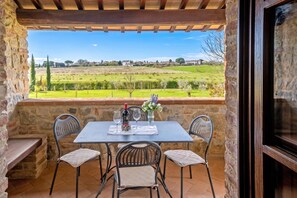 Outdoor dining - Fratta Girasoli, Cortona, Italy (Cortona)