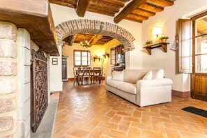TV, fireplace - Fratta Mimose, Cortona, Italy (Cortona)