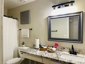 Sèche-cheveux, serviettes fournies, savon, shampoing