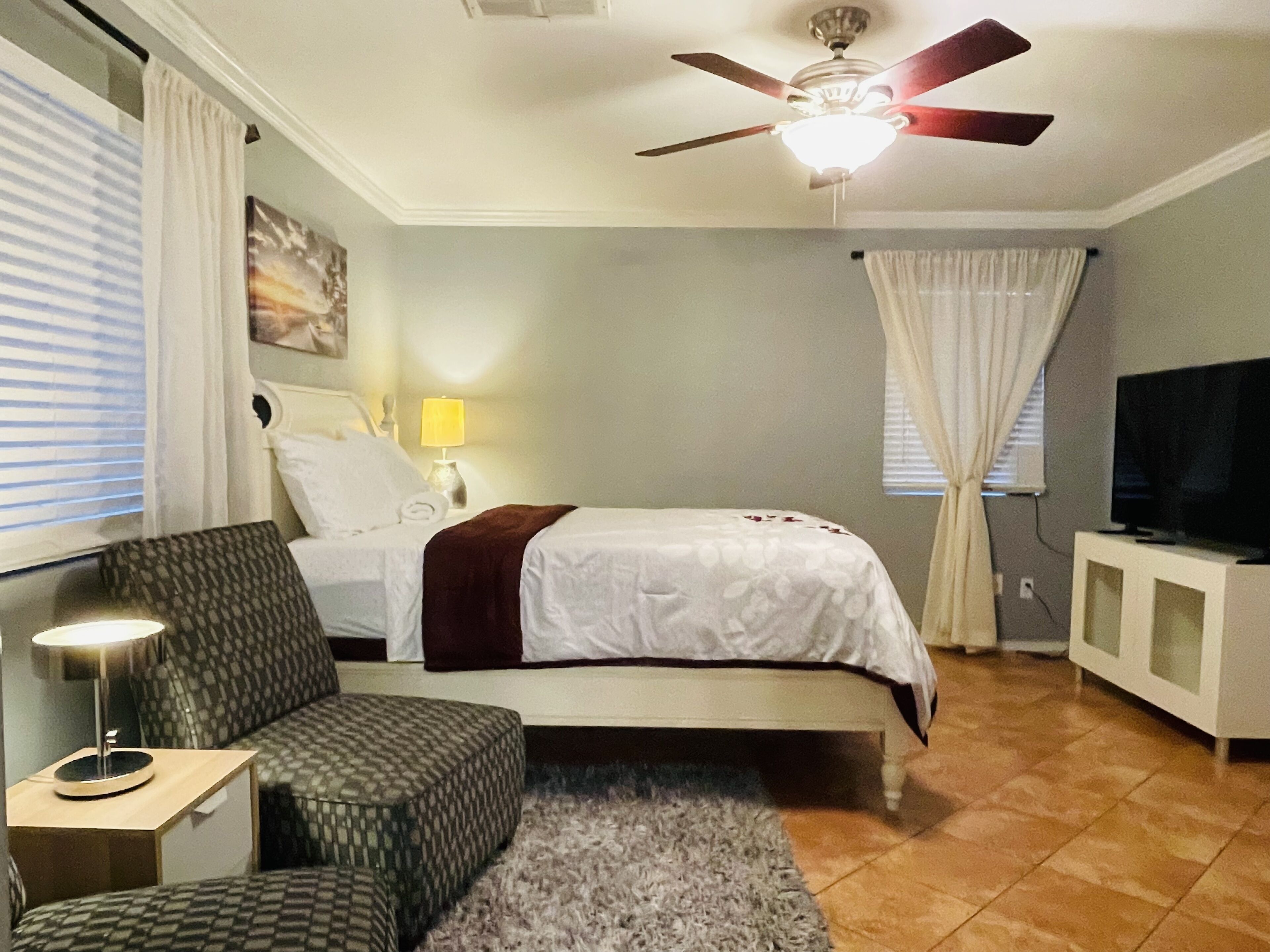 5 bedrooms, iron/ironing board, WiFi, bed sheets