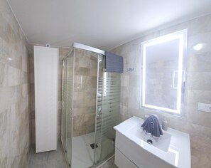 Dusche, Haartrockner, Handtücher