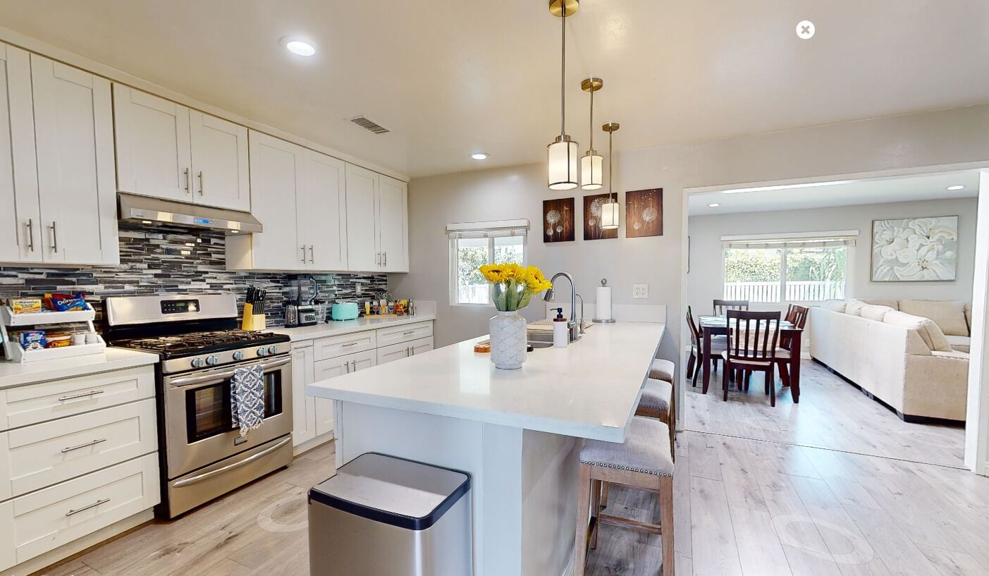 Family Oasis: Modern & Cozy Pet-Friendly Home. Close to Disney