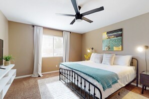 3 habitaciones, escritorio, tabla de planchar con plancha y internet